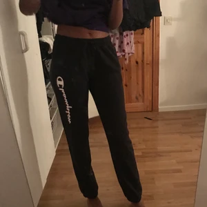Champion sweatpants - Säljer dessa skit snygga sweatpantsen från champion i storlek X-Large (barn)  ungefär storlek S (vuxen). Passar mig som är 173 cm, köparen står för frakten 😊
