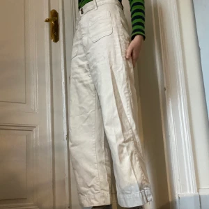 Vita jeans från &Other Stories  - Ett par vita nästan ljust beiga jeans från &Other Stories! De är vida och det finns inga fickor där bak. Jag kan mötas upp eller så tillkommer frakt. Den ligger nog runt 44-66kr💕