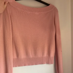 Rosa stickad tröja  - Fin stickad tröja! Är i storlek 158/164 men passar xs bra. Frakt tillkommer☺️