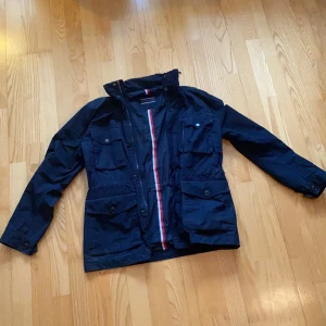 Tommy Hilfiger Jacka - Tommy Hilfiger jacka i bra skick, nypris 2000kr.