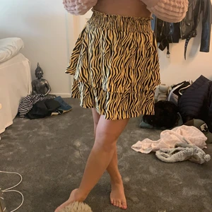 Zebra kjol  - Kjol i zebra mönster, köpt på Ullared, aldrig använd , stor i storleken 