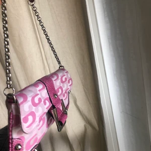 ÄKTA 90’s GUESS VÄSKA  - Super duper snygg!! 90s aura. Använd fåtal gånger, köptes på 90 talet. Budgivning sker i kommentarerna. Släpper den för minst 1000kr! Köpt för 3000
