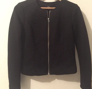  - Snyggt figursydd kavaj/ jacka. Fina strukturer i tyget, se bild 2. 