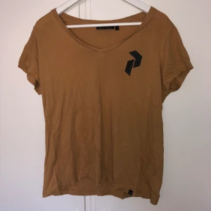 T-shirt peak performance xl  - Senapsgul peak performance tröja. Strl XL, jag brukar ha strl M men den sitter bra oversized på mig!