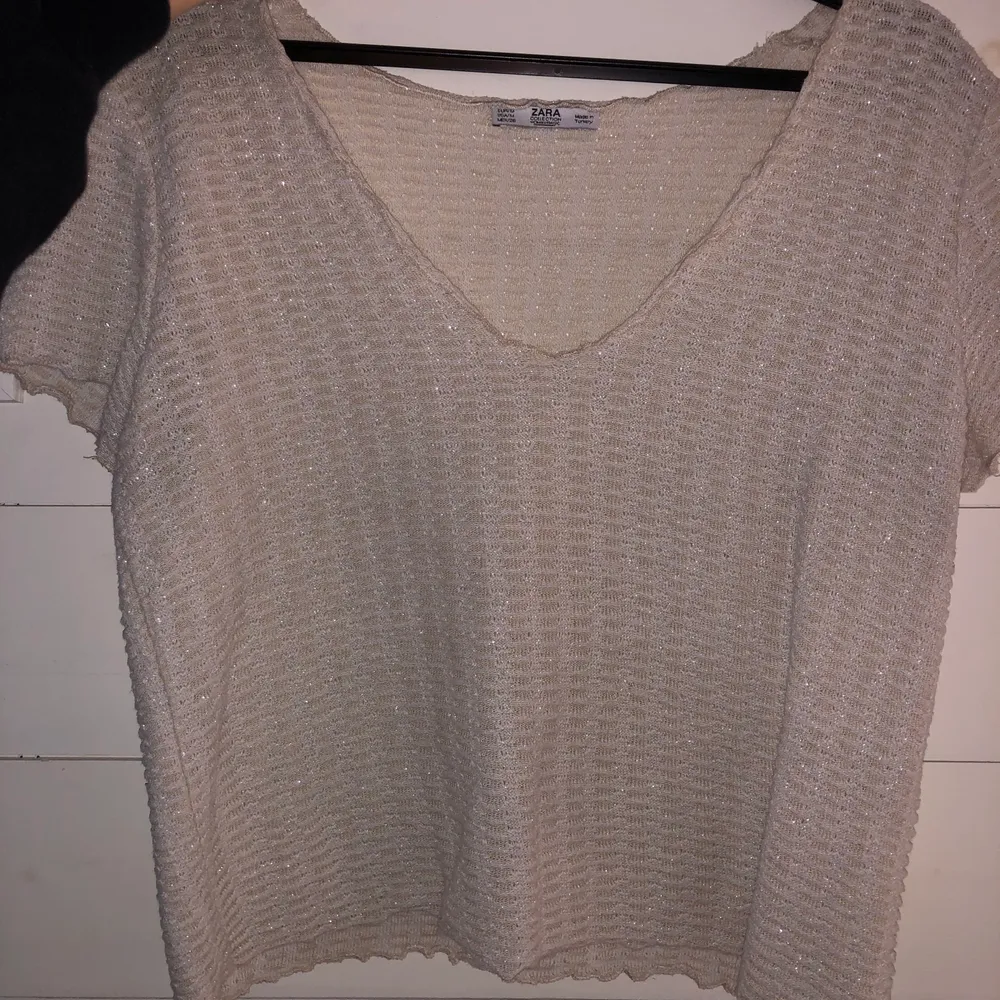 Säljer denna superfina tröja från Zara då den tyvärr inte kommer till användning längre! Slutsåld och går ej att få tag på. Frakt ingår. Toppar.