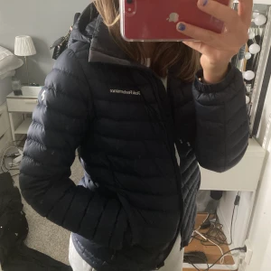 Peak Performance Jacka - Dunjacka från peak performance, inga slitningar eller liknande. Den är i barnstorlek 150 motsvarar en  Xs/xxs. Nypris 1800