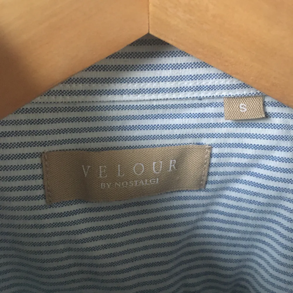 Velour by nostalgi stripe blue skjorta, väldigt nytt skick . Skjortor.