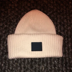 Acnemössa - En vit Acnemössa i mycket fint skick som endast legat i garderoben. 🌟