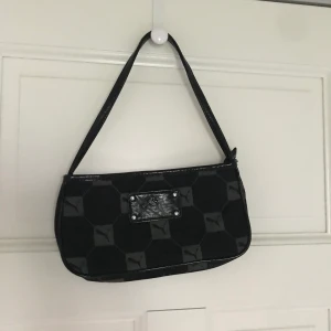 Puma axelväska - En supercool axelväska från puma⚡️ Köpt secondhand, inga defekter så superfint skick.💛💛