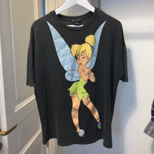 Disney t-shirt - Disney t-shirt med Tingeling. Oversize passform, den perfekta gråsvarta nyansen. 