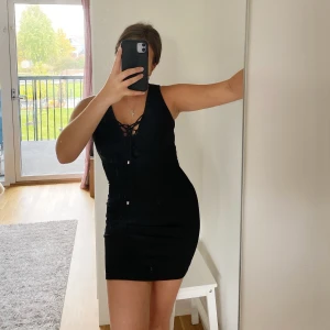 SVART KLÄNNING - Tight svart klänning i ett skönt material. Strechig. Storlek S men passar M också, jag själv är M. Inköpspris 299 kr.