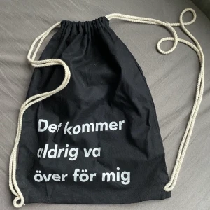 Äkta Håkan Hellström gympapåse - Säljer min Håkan Hellström gympapåse som jag köpte på hans konsert för två år sedan! Den har inte kommit till användning mer än 2 gånger och tror att någon annan har mer användning av den!💕 köparen står för frakten