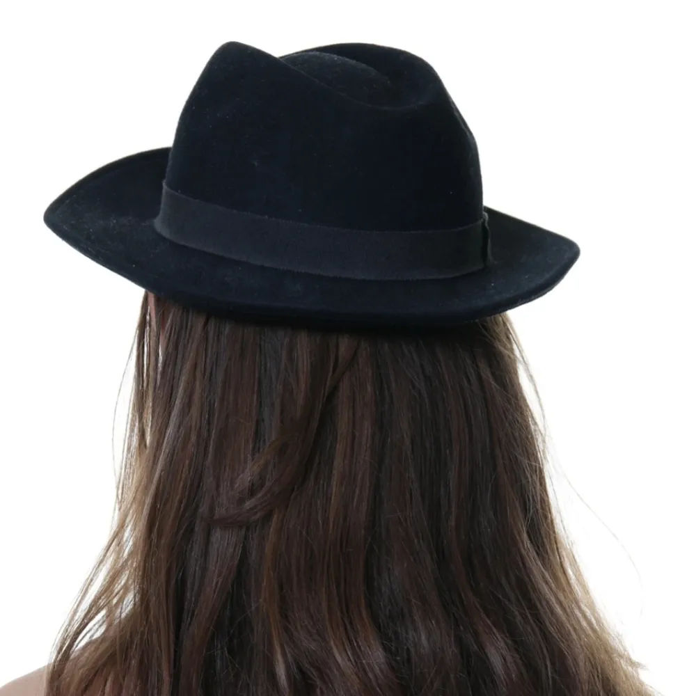 En svart hatt med svart band runt. Jättefin och använd fåtal gånger så den är som ny. Säljs för att den aldrig används, hör av dig om du undrar något❣. Övrigt.
