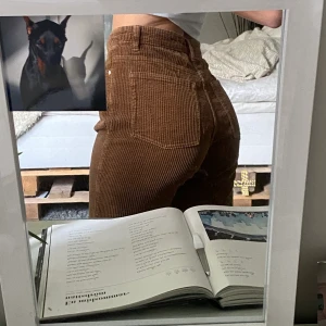 Weekday Manchesterbyxor - Superfina bruna manchesterbyxor från weekday, köpt på plick och tidigare knappt använda. Säljer då dem är för korta på mig (162cm), då dem sitter en bit över ankeln 