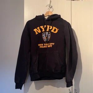 Vintage huvtröja  - En NYPD huvtröja/hoodie köpt på en vintagebutik i New York. Tröjan är i mörkblått och rätt tjockt material, bra skick och snygg passform 💘🙌🏼 frakt inkluderat!