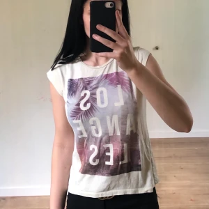 T-shirt från Kappahl strl 146/152 - Ljusgul t-shirt från Kappahl. Gott skick. Tryck: Los Angeles. 50 kr frakt.