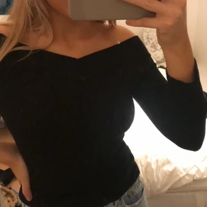 Trekvartslånga ärmar urringad topp - Köpt i England, använd fåtal gånger 