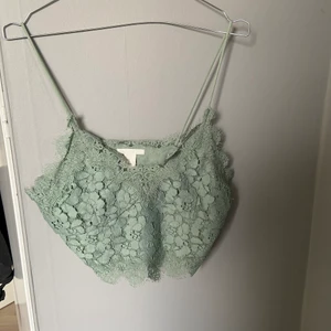 Topp storlek 42 - En jättefin topp från H&m, fick den av min kusin så vet inte när den är köpt. Hon hade använt den en eller två gånger och jag har använt den en gång. Den är så fin men är för liten för mig. Jag är 42 i överdelar men den här är ganska mycket för liten för mig. Du står för frakt:)