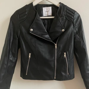 Skinnjacka  - En skinnjacka från Mango. Aldrig använd. I storlek xs. 