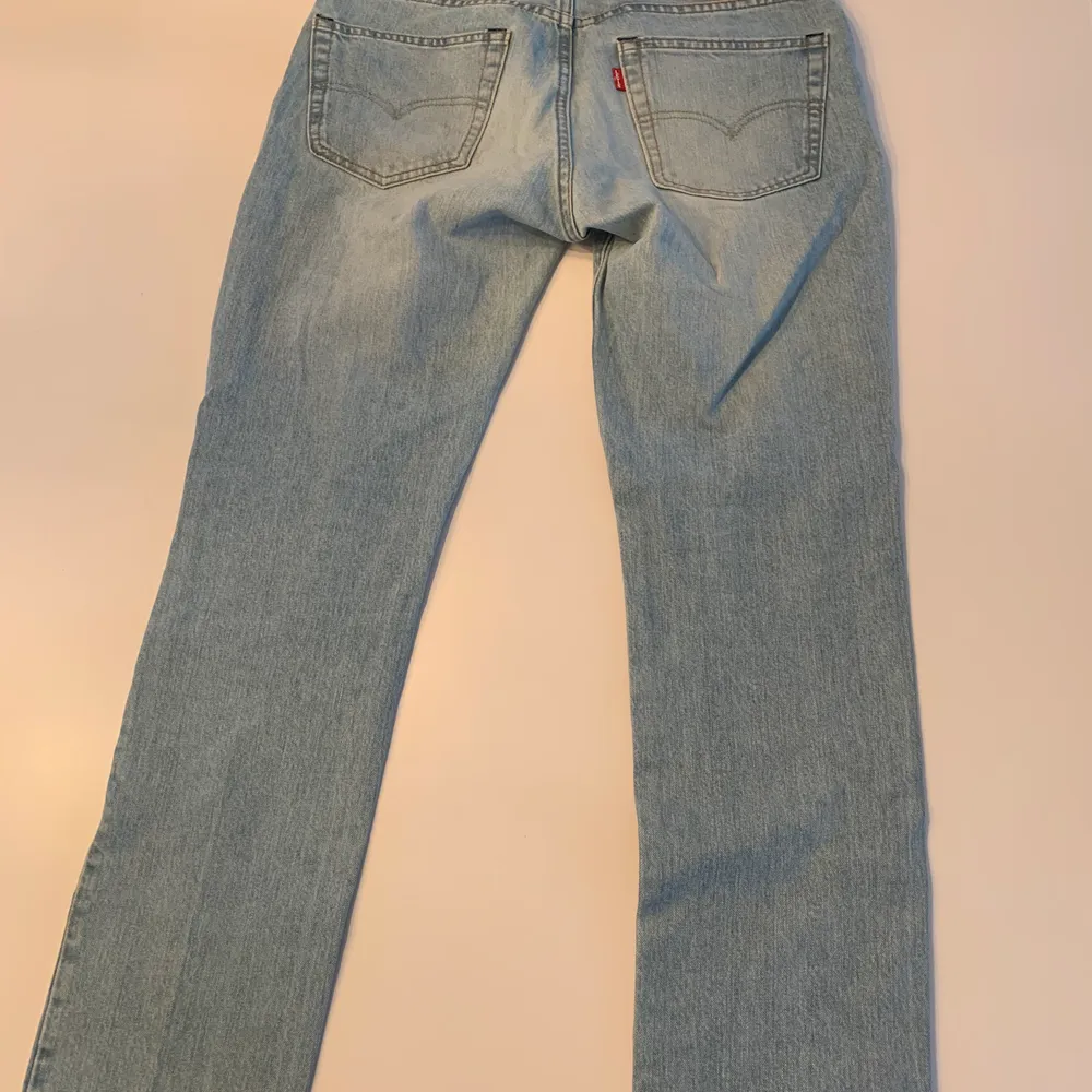 Säljer nu mina Levis jeans eftersom jag köpte för liten strl;( byxorna är knappt använda och är i fint skick  . Jeans & Byxor.