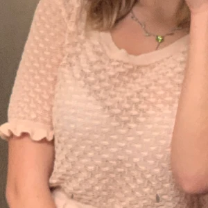 Zara topp - En rosa topp, köpt på Zara. Söt topp med söta detaljer i bra skick och är i storlek M men känns som en s för mig.<3