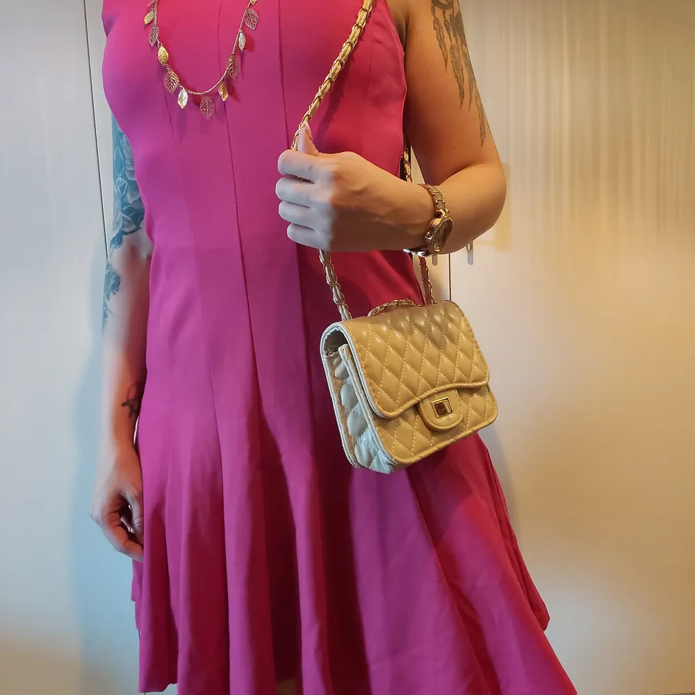 Fin rosa figurnära klänning av Michael Kors. Den är lite stor på mig så därför säljer jag den. Nypriset var ca 2000 kr. Den är nästan aldrig använd. Inklusive frakt. Kan mötas upp i Stockholm vid intresse av köp. . Klänningar.