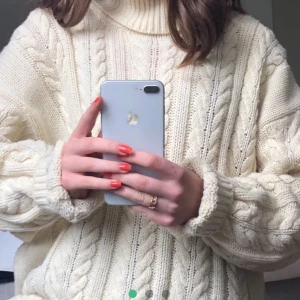 Kabelstickad tröja - Såå gosig kabelstickad tröja! Fick hem häromdan men passade inte som jag trodde den skulle göra😔 Så säljer vidare den till nån som kommer ha mer glädje av den! ✨Inte sett en ända fläck eller trasig tråd. Väldigt oversize så passar de flesta storlekar. Köpte från säljaren agnesdiffner, hon har fler bilder på sin sida (första bilden är hennes)! 🧡