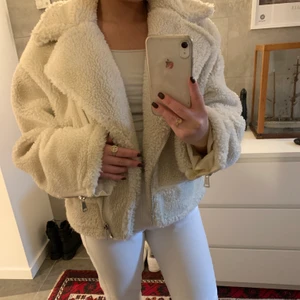 Perfekt Teddyjacka!🧡 - Perfekt teddyjacka nu till hösten/vintern, mycket sparsamt använd så den är i perfekt skick! Frakt tillkommer men vid snabb affär behövs det inte betalas för frakten