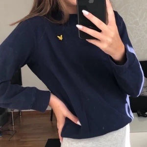 lyle & scoot sweatshirt - i barnstolek från kodsbrandstore, har den nt här just nu så vet inte exakt vilken storlek men såhär ser den ut på mig som bär xs, ibland s i vanliga fall, väl använd köpare står för frakt