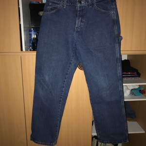 Ett par svincoola Dickies snickarbyxor. Säljes för att dem inte kommer till användning, köptes second-hand i Malmö i somras. Kan mötas upp i Lund eller så delar vi på frakten:) Tar emot betalning via swish