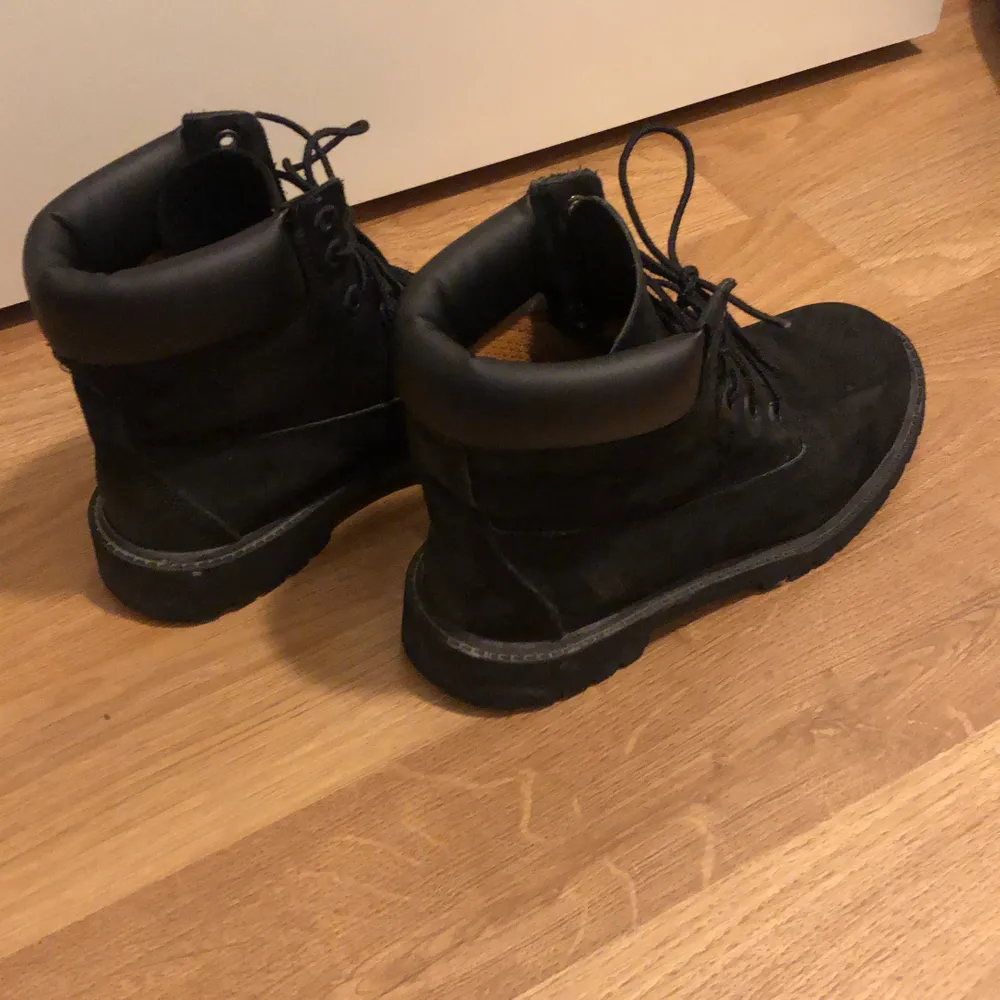 Svarta vinterskor/boots i storlek 36, från Timberland. Skorna är i fint skick. Köptes för två år sedan för 1200kr. Använda ett fåtal gånger pga för små.. Skor.