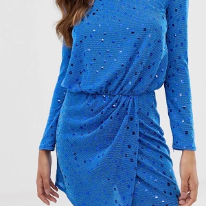 Ny Festklänning- glitter & glamour! - Aldrig använd, är inte ute o partajar så det blev inte riktigt något tillfälle.. sitter väldigt fint för den går ihop i midjan o ger fin figur!