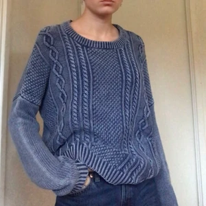 Blå stickad tröja från Monki - En SUPERSNYGG stickad tröja från Monki ⚓️ var väldigt tveksam på att sälja eftersom jag tkr den är väldigt fin men använder på tok för sällan🥺✨