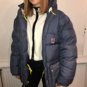Fjällräven jacka  - Skit snygg vinterjacka från fjällräven som tyvärr inte passar mig riktigt. Den har lite slitningar därför det billiga priset,(skriv till mig för bilder). Annars jättefin! Buda från 1000/ köp direkt för 2500💕 möts upp i Stockholm 
