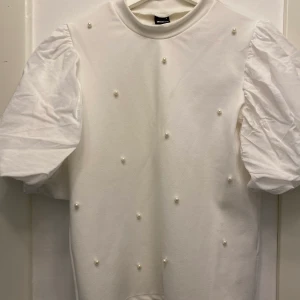 Tjusig blus! - Blus med pärlor från ginatricot. Storlek L men passar även M.