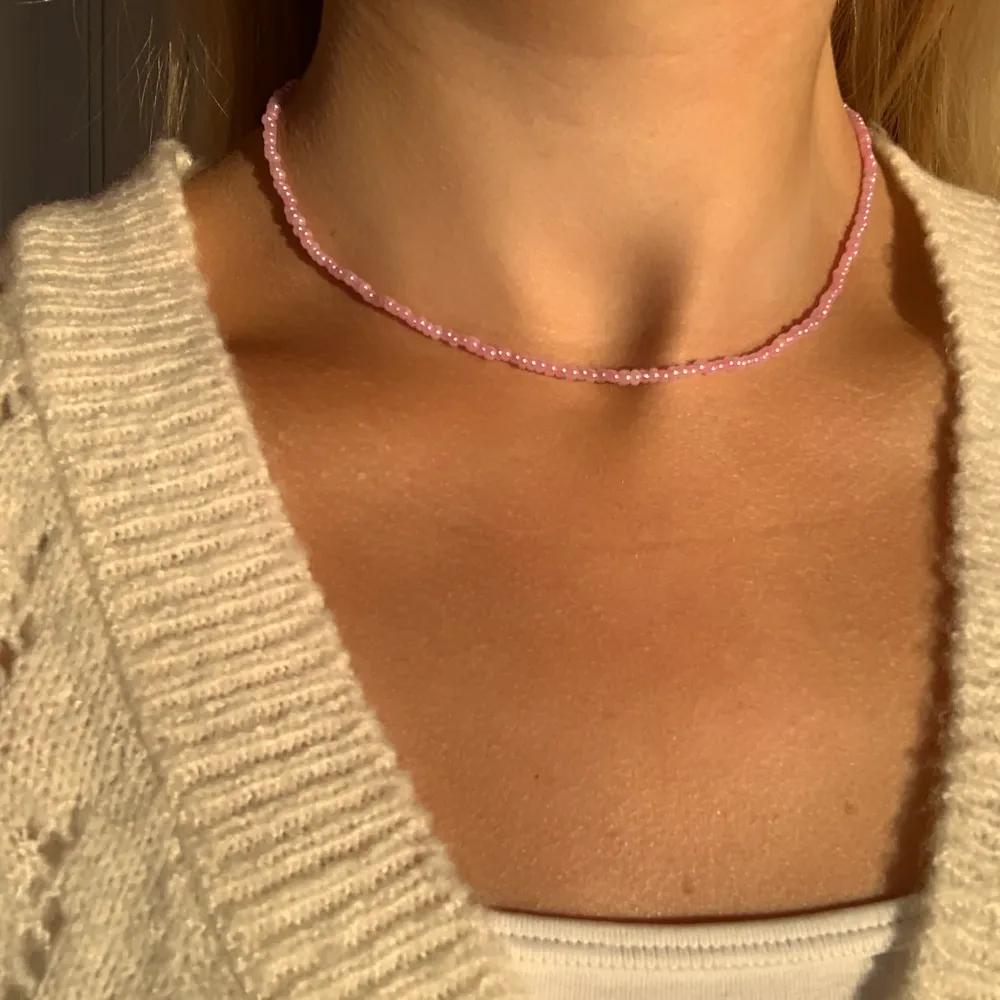 Rosa pärlhalsband med små pärlor💗💞⭐️💫💞🤩🤯 halsbandet försluts med lås och tråden är elastisk . Accessoarer.