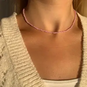 Rosa pärlhalsband med små pärlor💗💞⭐️💫💞🤩🤯 halsbandet försluts med lås och tråden är elastisk 
