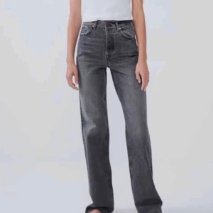 Raka jeans - Fina raka jeans från zara. Populära och helt slutsålda. Köpta för ungefär ett år sedan och säljs för att de blivit för små. Sitter asfint på💕💕💕