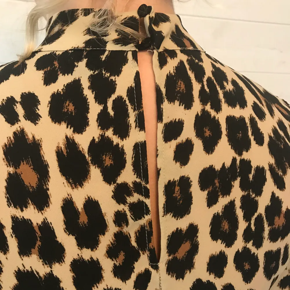 Långärmad leopardblus från Gina Tricot. Detaljknappar på framsida och knappar för att knäppa tröjan på ryggen. Använd ett fåtal gånger. Storlek 36. Frakt tillkommer!. Blusar.