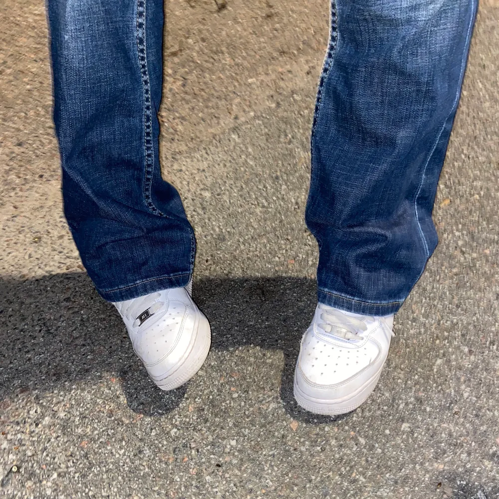 Low waisted bootcut jeans från Lee, skriv för bilder eller frågor💙. Jeans & Byxor.