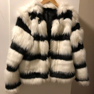 Pälsjacka - Använd Max 3 gånger. Storlek S men passar M