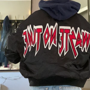 Jacka - Så ball bomber jacka med najs tryck på ryggen😍 Aldrig använd! 