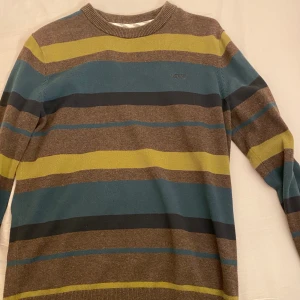 Randig Vans tröja - Fin randig tröja från vans som är köpt på secondhand för ett tag sedan, men aldrig kommut till användning då den är för liten på mig. Använd max 2ggr, frakt tillkommer
