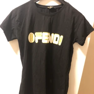 Fendi t-shirt - Helt oanvänd S/XS kopia 