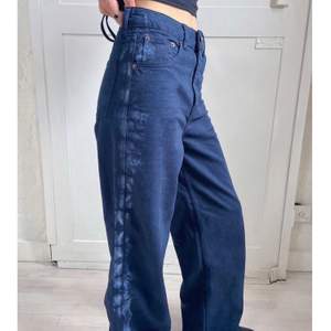 Ascoola vida jeans från Urban outfitters! Använda en gång, och har dessutom sprätt upp dem så att de blev längre. Säljer pga fel storlek. Strl 27 i midja och passar mig i längden som är nästan 172cm. Köpta för 700kr.