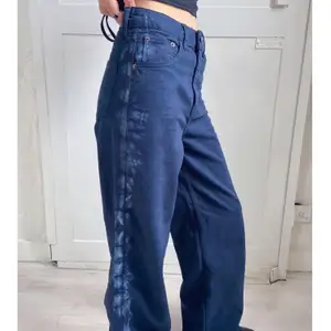 Ascoola vida jeans från Urban outfitters! Använda en gång, och har dessutom sprätt upp dem så att de blev längre. Säljer pga fel storlek. Strl 27 i midja och passar mig i längden som är nästan 172cm. Köpta för 700kr.