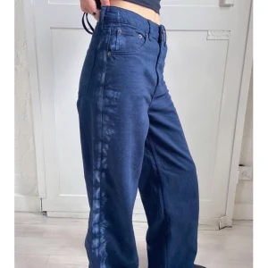 Baggy jeans - Ascoola vida jeans från Urban outfitters! Använda en gång, och har dessutom sprätt upp dem så att de blev längre. Säljer pga fel storlek. Strl 27 i midja och passar mig i längden som är nästan 172cm. Köpta för 700kr.
