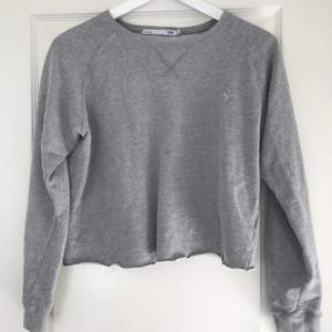 En grå croppad college tröja från lager 157, dock klippt själv. Använd en gång så den är i fint skick! 