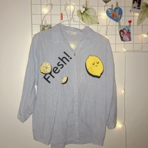 Blåvit skjorta  - Supersöt 👕 blåvit skjorta med citroner på 🍋 Jag bär den på bild nr 2, är 166cm för referens och vanligtvis S 🥰 Frakt ingår 💛