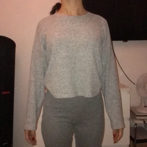 En grå stickad mjuk tröja från H&M storlek 158-164 - En vanlig stickad grå mjuk tröja från H&M jag brukar ofta ha problem med att de flesta stickade tröjor är sticka och inte bekväma men den här tröjan är jätte bekväm stolek 158-164 säljs för använder aldrig🥰